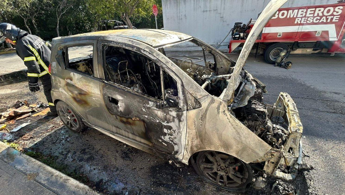 Después de completar su tarea, el Heroico Cuerpo de Bomberos regresó a su base, mientras que los vecinos limpiaron los restos que quedaron en la vía pública. Después de completar su tarea, el Heroico Cuerpo de Bomberos regresó a su base, mientras que los vecinos limpiaron los restos que quedaron en la vía pública.