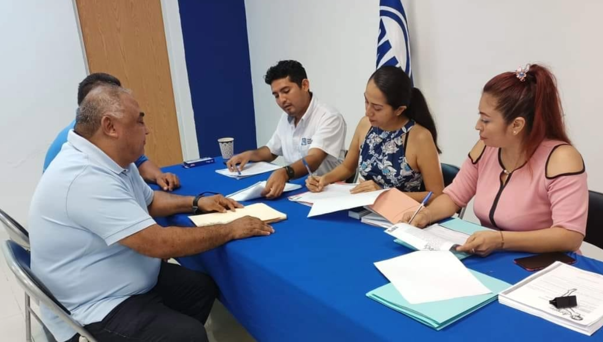 Aparentemente, es el abanderado del blanquiazul y de la Revolución Democrática. Aparentemente, es el abanderado del blanquiazul y de la Revolución Democrática.