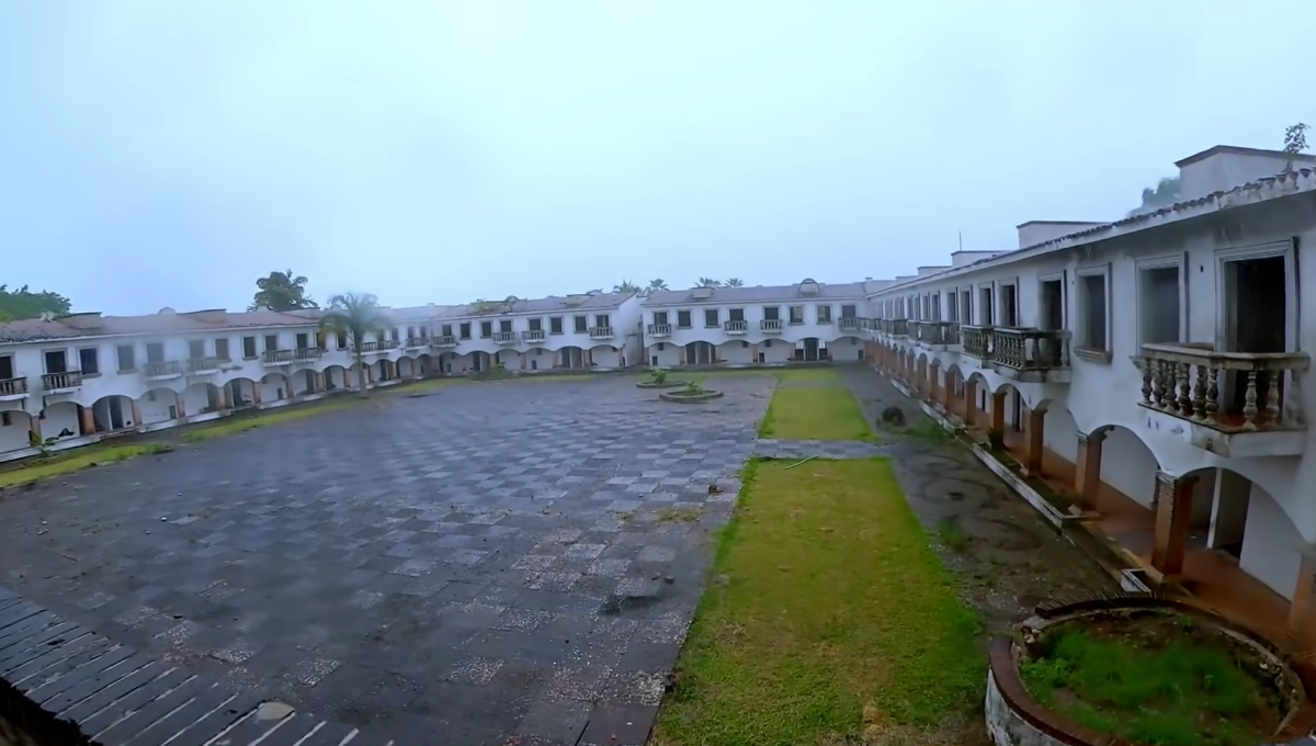 El hotel se encuentra en total abandono y se ubica en Bacalar