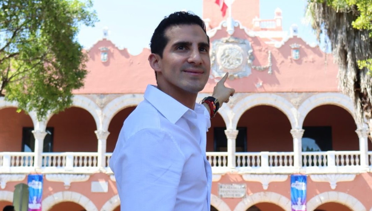 Rommel Pacheco estuvo con alumnos de la Prepa 2 de la UADY en Mérida donde habría entregado folletos Rommel Pacheco estuvo con alumnos de la Prepa 2 de la UADY en Mérida donde habría entregado folletos
