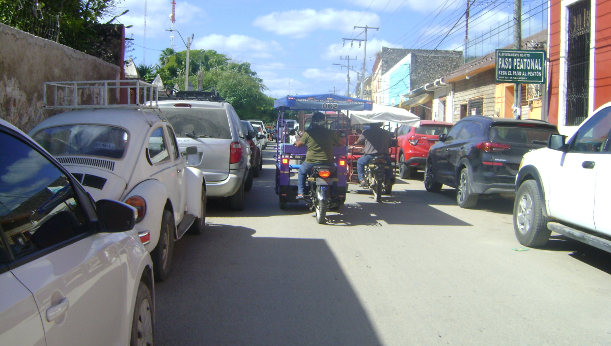 Indicaron que permiten que los vehículos se parqueen en lugares prohibidos