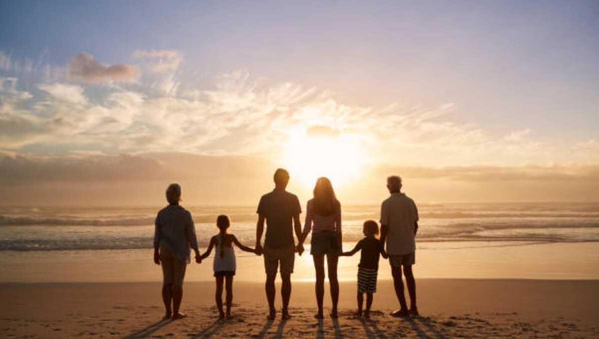 La familia es el primero núcleo donde las personas se desenvuelven La familia es el primero núcleo donde las personas se desenvuelven