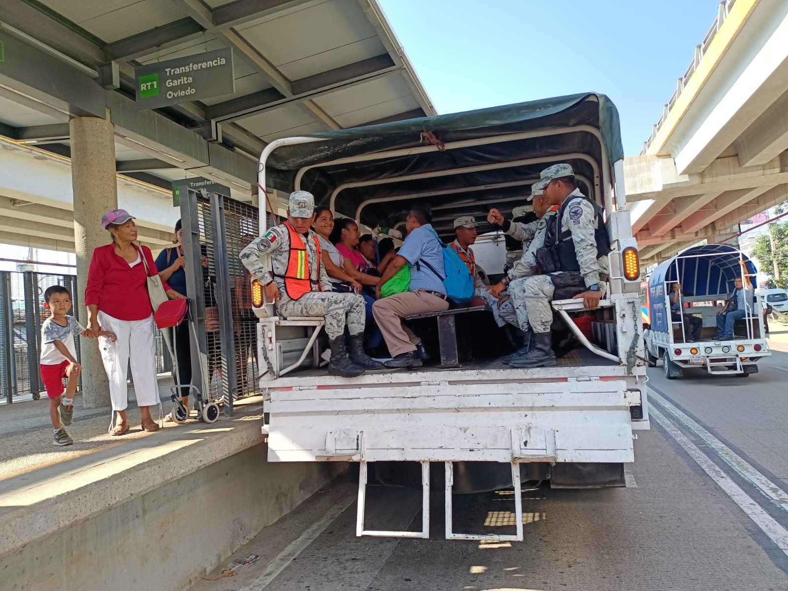 Ante la falta de transporte público en Acapulco, unidades y elementos de la Guardia Nacional brindan  apoyo para el traslado de la población