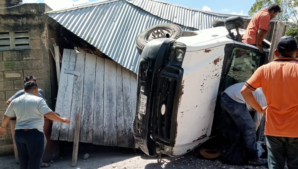 El volquete cayó sobre la casa, provocando que una mujer que se encontraba en el interior resultara herida El volquete cayó sobre la casa, provocando que una mujer que se encontraba en el interior resultara herida