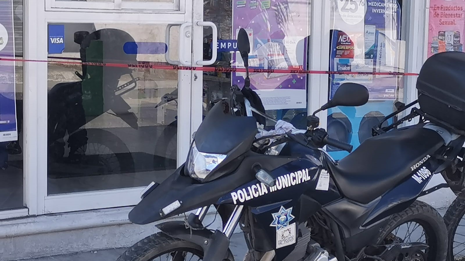 Uno de los delincuentes sacó de entre sus ropas el arma de fuego