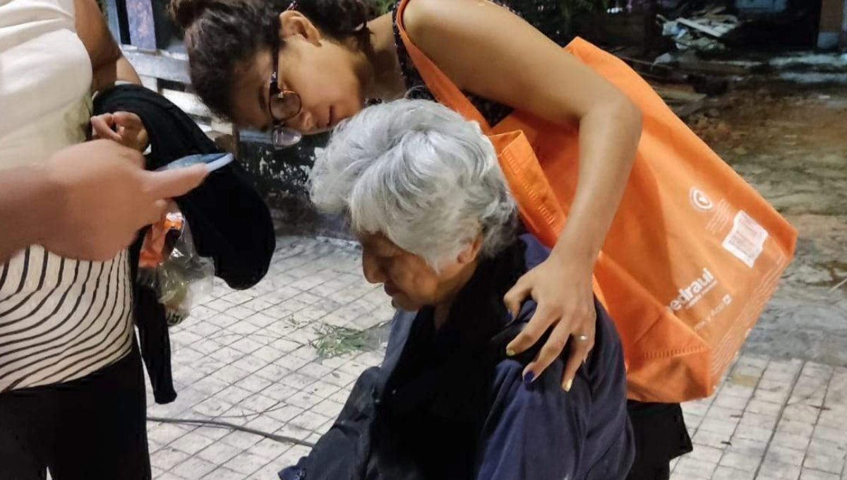 La mujer fue auxiliada por transeúntes que pasaban por el lugar.
