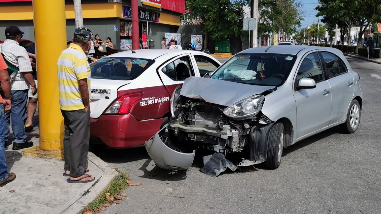 La mujer y menor que iban como pasajeras en el taxi resultaron lesionadas La mujer y menor que iban como pasajeras en el taxi resultaron lesionadas