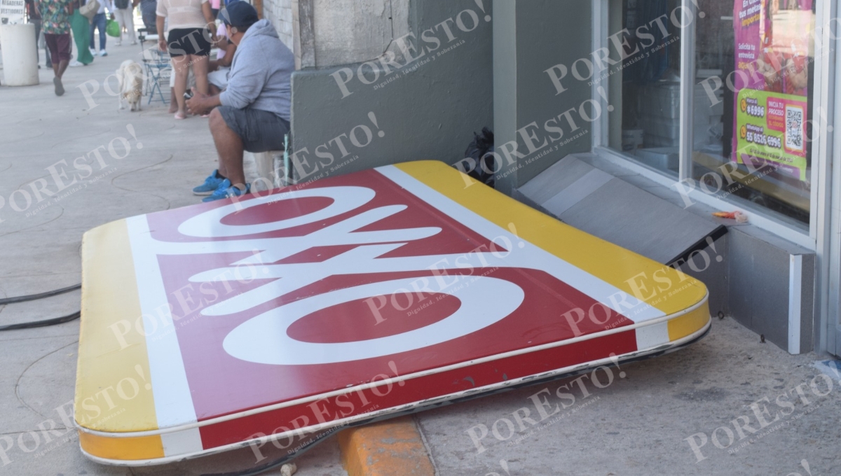 El letrero del Oxxo rozó a la madre y a su hija, sin causarles daños