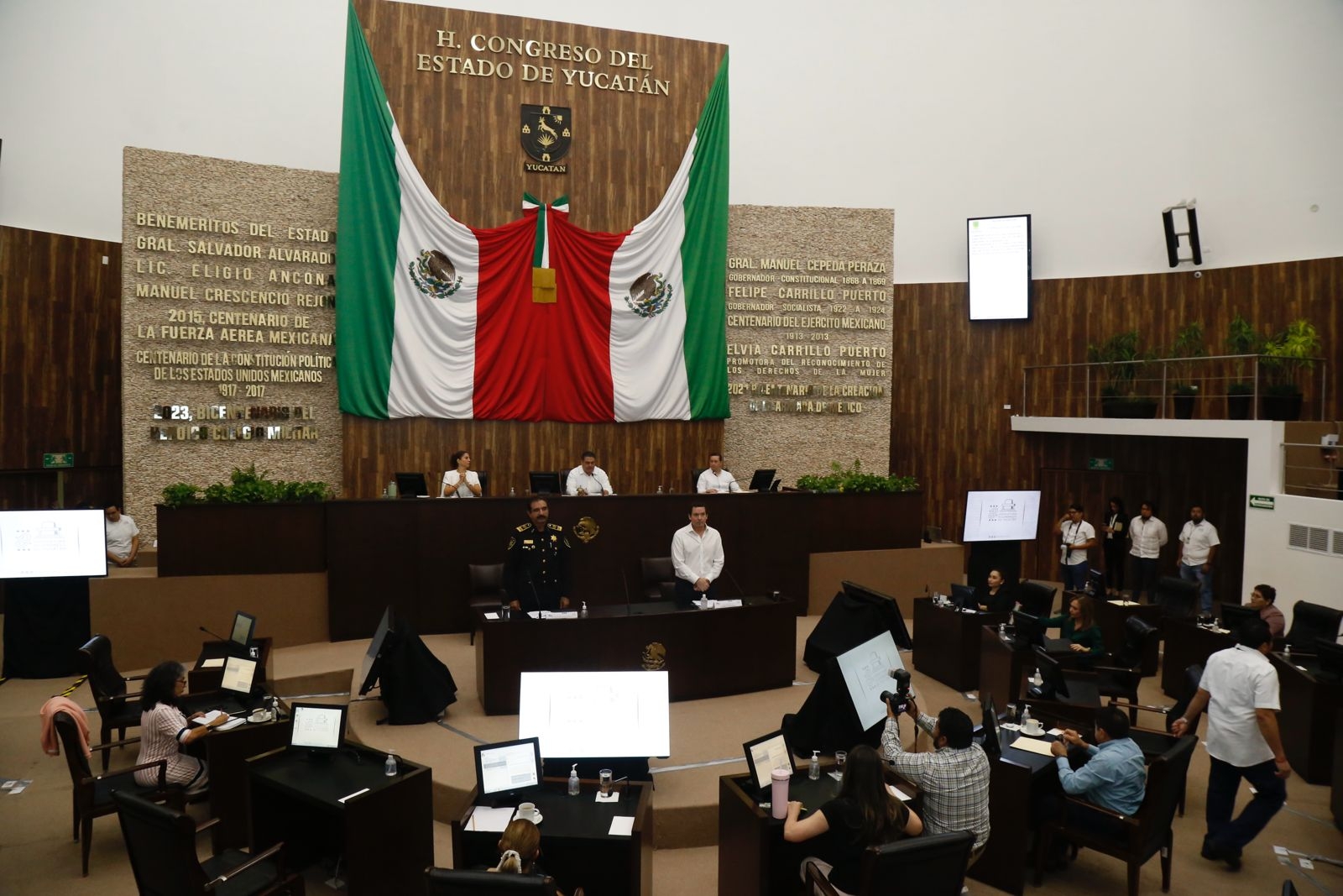 El comisario Luis Felipe Saiden Ojeda y Roberto Suárez Coldwell, secretario de Finanzas, rinden un informe personal ante el Congreso