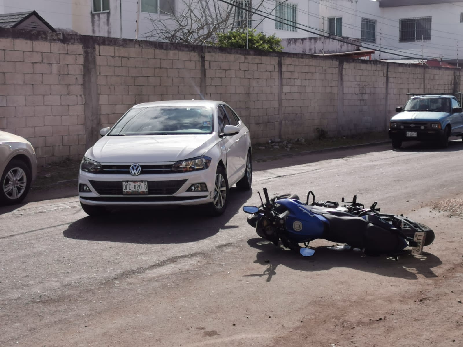 Los involucrados permanecieron en el lugar a la espera del ajustador de seguro del automóvil particular Los involucrados permanecieron en el lugar a la espera del ajustador de seguro del automóvil particular