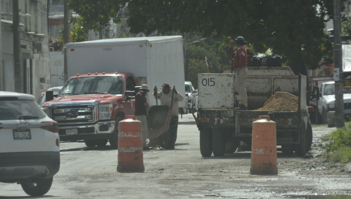 Una cuadrilla de trabajadores del Gobierno municipal llevó a cabo labores de bacheo entre las avenidas Talleres y Leona Vicario. Una cuadrilla de trabajadores del Gobierno municipal llevó a cabo labores de bacheo entre las avenidas Talleres y Leona Vicario.