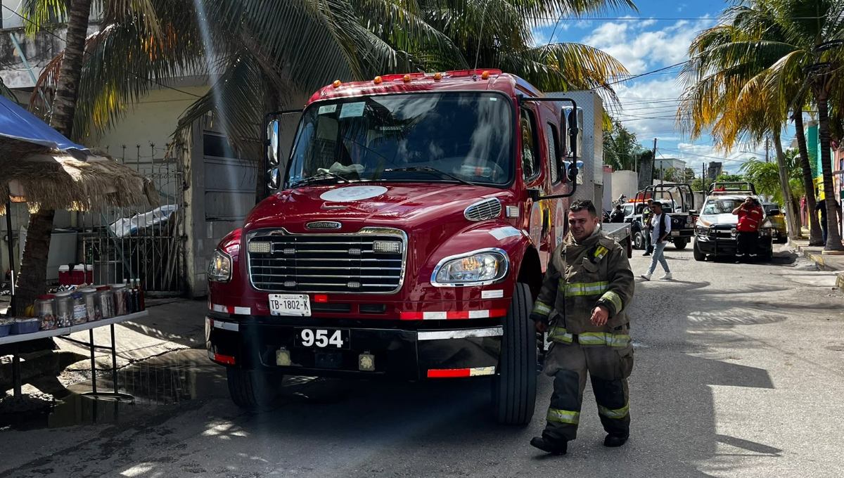 Los rescatistas fueron apoyados por policías municipales para evitar que curiosos complicaran las labores durante 30 minutos. 
