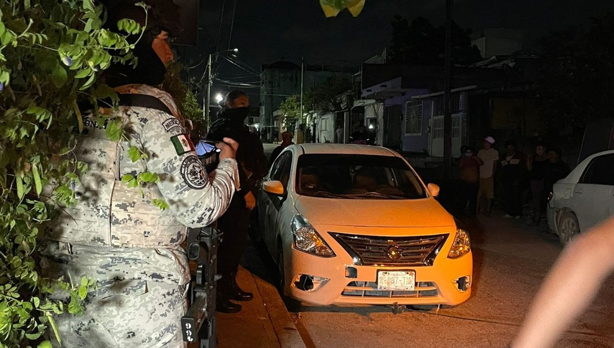 Una unidad de taxi terminó baleada en Cancún