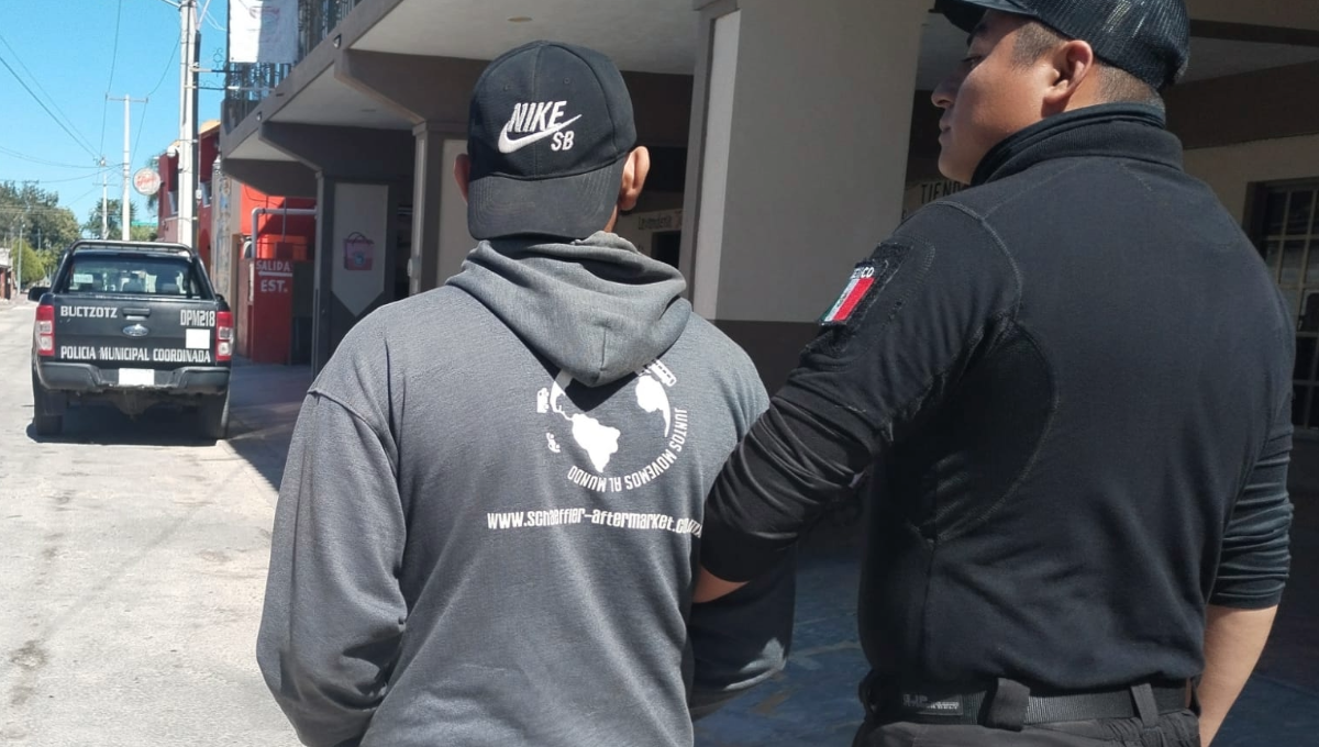 El dueño de la tienda le dio dinero, luego de señalarle que siempre apoya a los deportistas El dueño de la tienda le dio dinero, luego de señalarle que siempre apoya a los deportistas