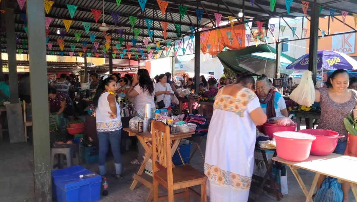 Jóvenes de Acanceh cambian el huipil tradicional por vestidos
