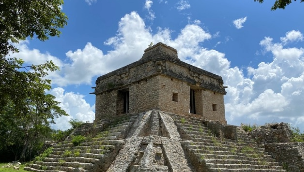 La palabra Dzibilchaltún está formada por los vocablos: dzib-escritura, il-locativo, chal-plano y tun-piedra La palabra Dzibilchaltún está formada por los vocablos: dzib-escritura, il-locativo, chal-plano y tun-piedra