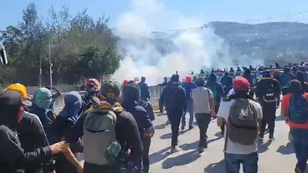 Normalistas arrojan petardos en la Fiscalía de Guerrero