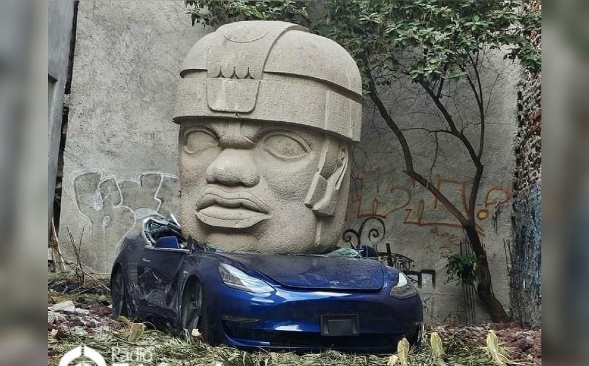 Cabeza Olmeca aplasta Tesla en la colonia Roma en CDMX: "¡Falla en la Matrix!", acusan internautas