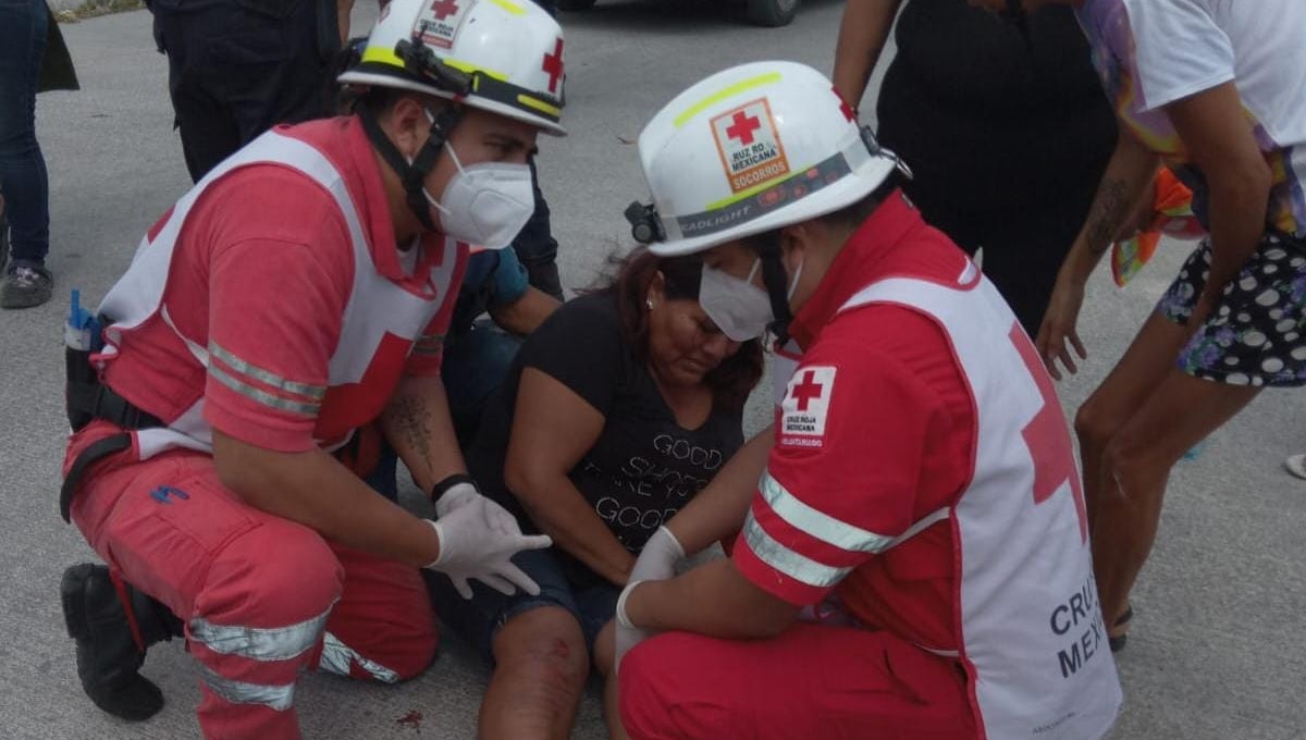 La mujer fue atendida por paramédicos debido a que se quejaba de dolor La mujer fue atendida por paramédicos debido a que se quejaba de dolor