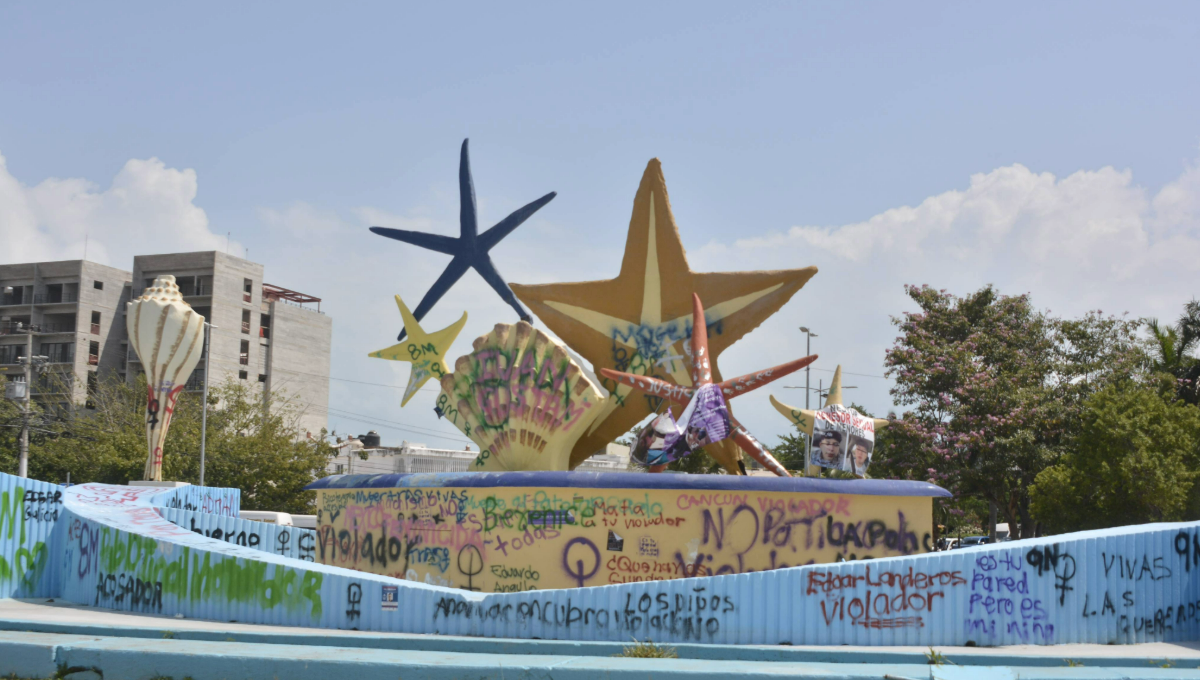 8M: Monumentos, bardas y pisos del Palacio de Cancún permanecen pintados luego de la marcha