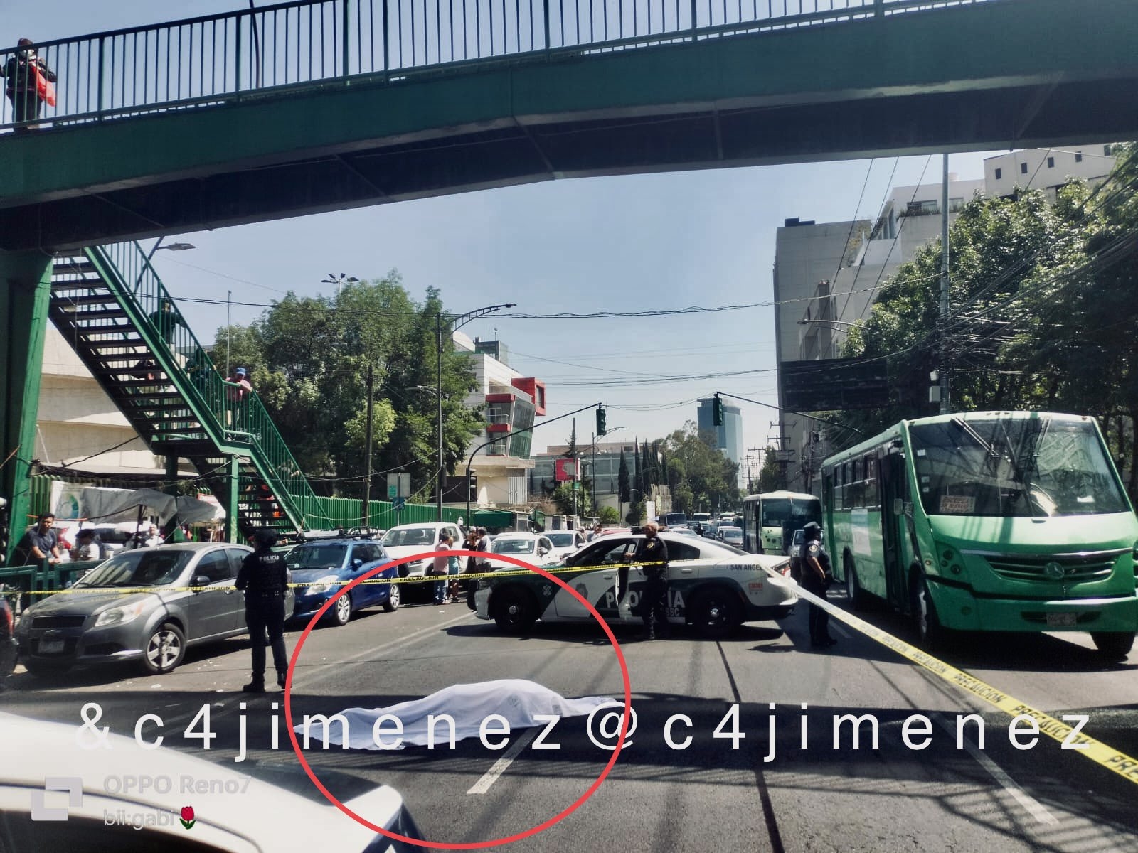 Hombre se quita la vida saltando de un puente peatonal en la CDMX