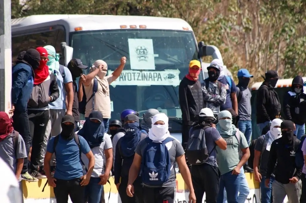 Titulares de Seguridad y Gobierno de Guerrero renunciaron tras caso de normalista asesinado Titulares de Seguridad y Gobierno de Guerrero renunciaron tras caso de normalista asesinado
