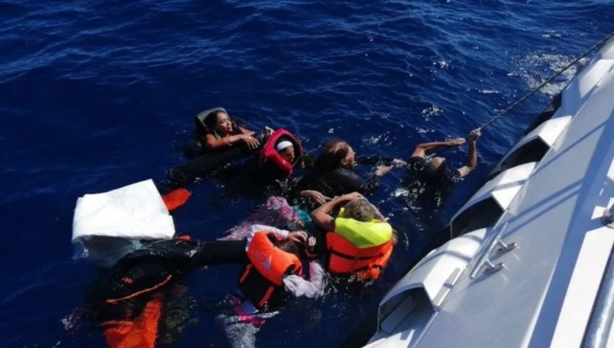 Al menos 21 migrantes, entre ellos cinco niños, que viajaban en una lancha neumática murieron ahogados este viernes en el Mar Egeo frente a las costas del noroeste de Turquía
