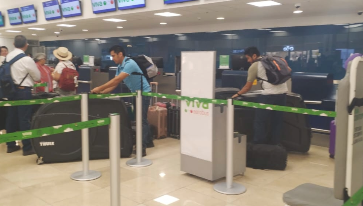Inicialmente, los extranjeros permanecieron toda la noche en la terminal aérea, hasta poco después de las 4:00 horas de ayer Inicialmente, los extranjeros permanecieron toda la noche en la terminal aérea, hasta poco después de las 4:00 horas de ayer