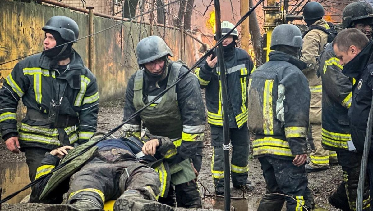 Rusia bombardeo un edificio residencial en Odesa con un misil, espero que llegaran bomberos y ambulancias para rematar impactando en el mismo sitio con un segundo misil Rusia bombardeo un edificio residencial en Odesa con un misil, espero que llegaran bomberos y ambulancias para rematar impactando en el mismo sitio con un segundo misil