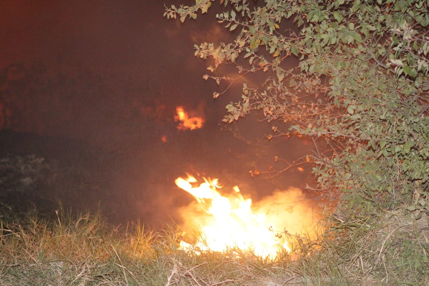 Luego de una hora, el fuego fue controlado por bomberos de Progreso Luego de una hora, el fuego fue controlado por bomberos de Progreso