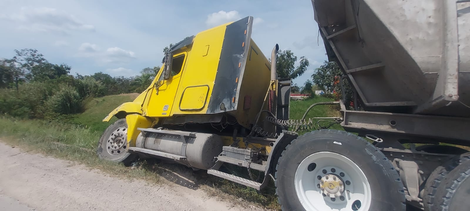 El conductor resultó ileso pero su unidad quedó en la hondonada El conductor resultó ileso pero su unidad quedó en la hondonada