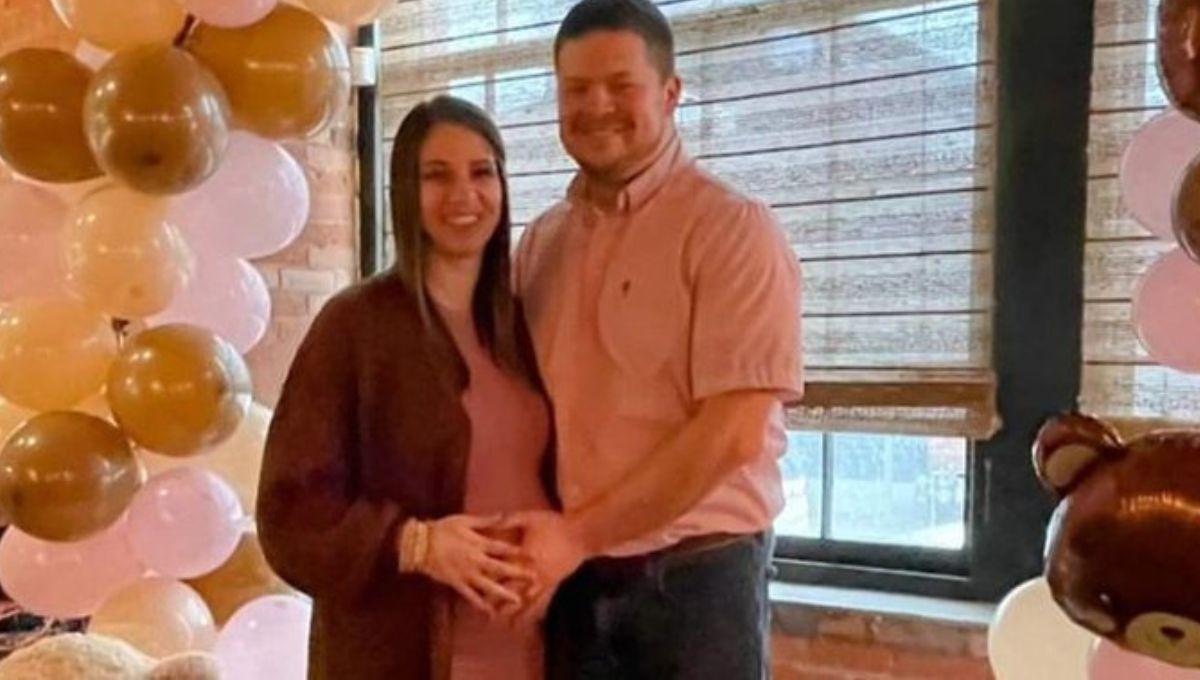 La maestra Courtney Fannon, quien se encintraba embarazada, falleció mientras impartía clases en su salón La maestra Courtney Fannon, quien se encintraba embarazada, falleció mientras impartía clases en su salón