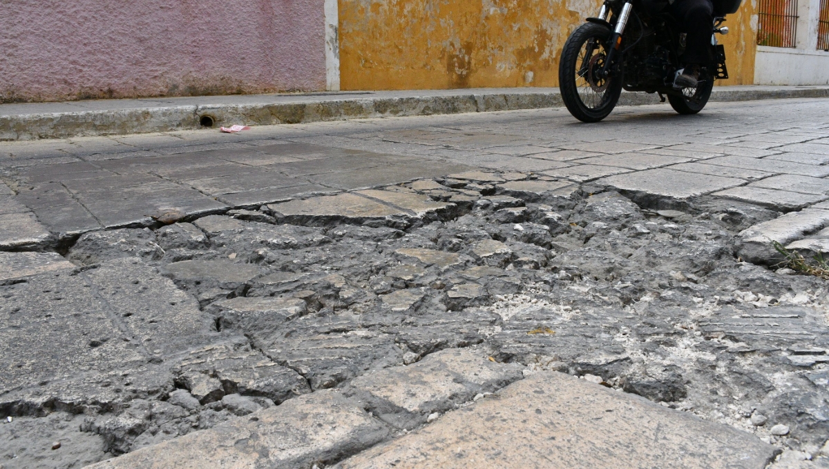 Las irregularidades de servicios públicos destacan, alcantarillas rotas, baches o postes Las irregularidades de servicios públicos destacan, alcantarillas rotas, baches o postes