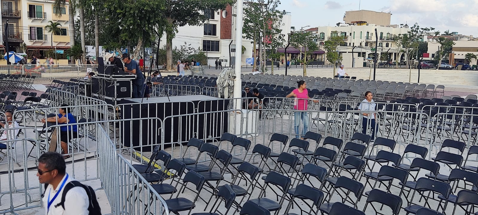 A media hora de comenzar el evento, Xóchitl Gálvez aún no recibe público en Playa del Carmen A media hora de comenzar el evento, Xóchitl Gálvez aún no recibe público en Playa del Carmen
