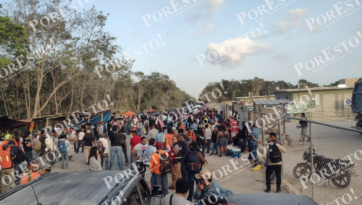 Además otro grupo de ejidatarios con pancartas en mano con diferentes leyendas bloquearon el acceso al campamento militar que coordina los trabajos del Tren Maya.