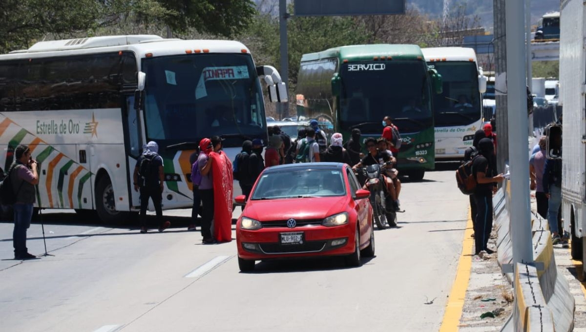 Normalistas de Ayotzinapa bloquearon la Autopista del Sol, a la altura del Parador del Marqués, exigiendo justicia por el asesinato de su compañero Yanqui Kothan