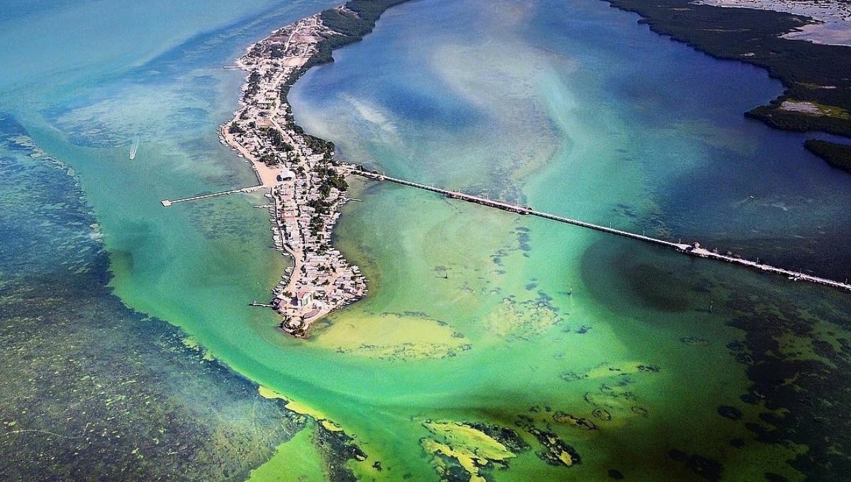 Isla Arena se encuentra ubicado a 70 kilómetros aproximadamente de la cabecera municipal de Calkiní
