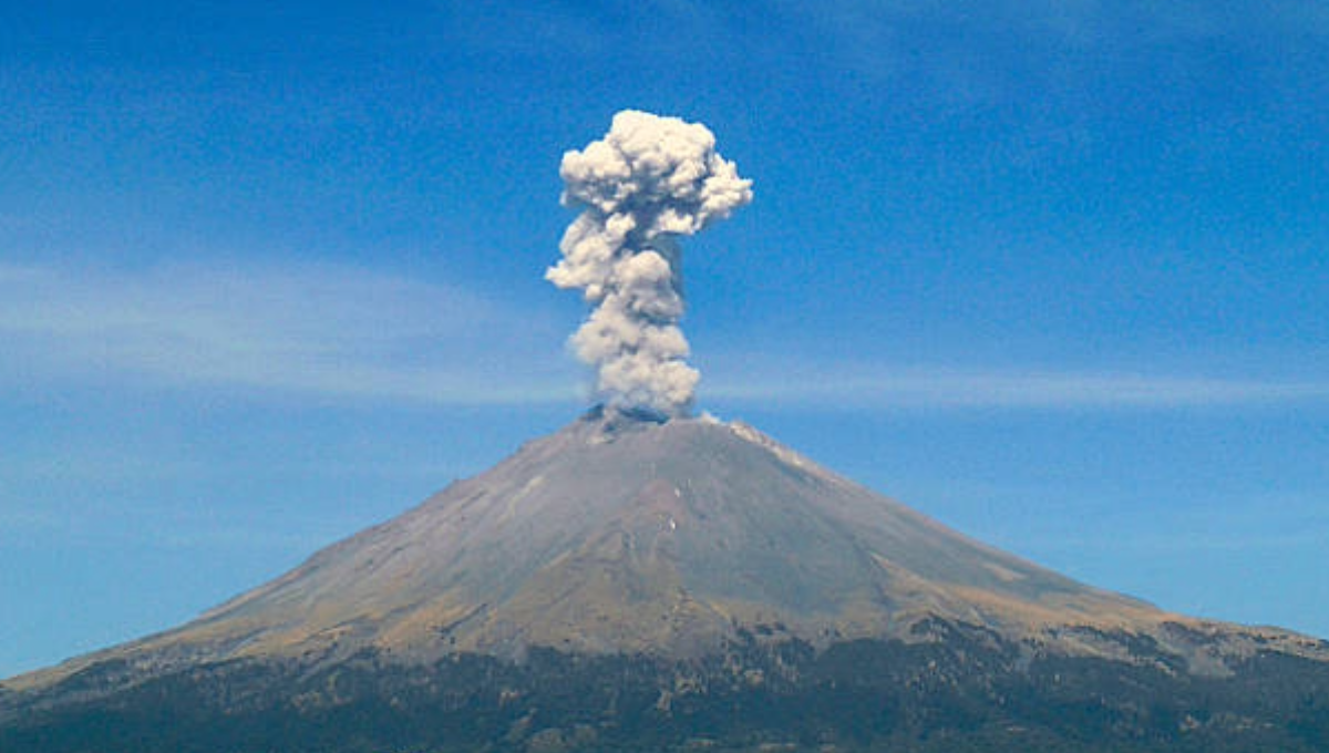 Volcán Popocatépetl 'tapiza' a Puebla con cenizas