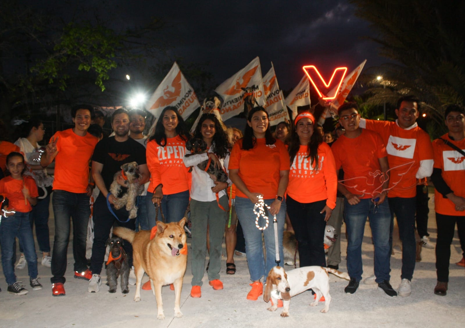 Vida Gómez Herrera realiza caminata canina en la Colonia Miraflores