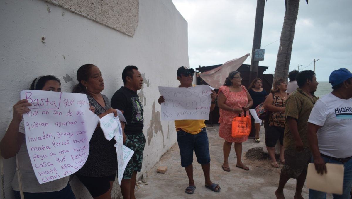 Palaperos de Chelem se defienden y protestan contra residente extranjera