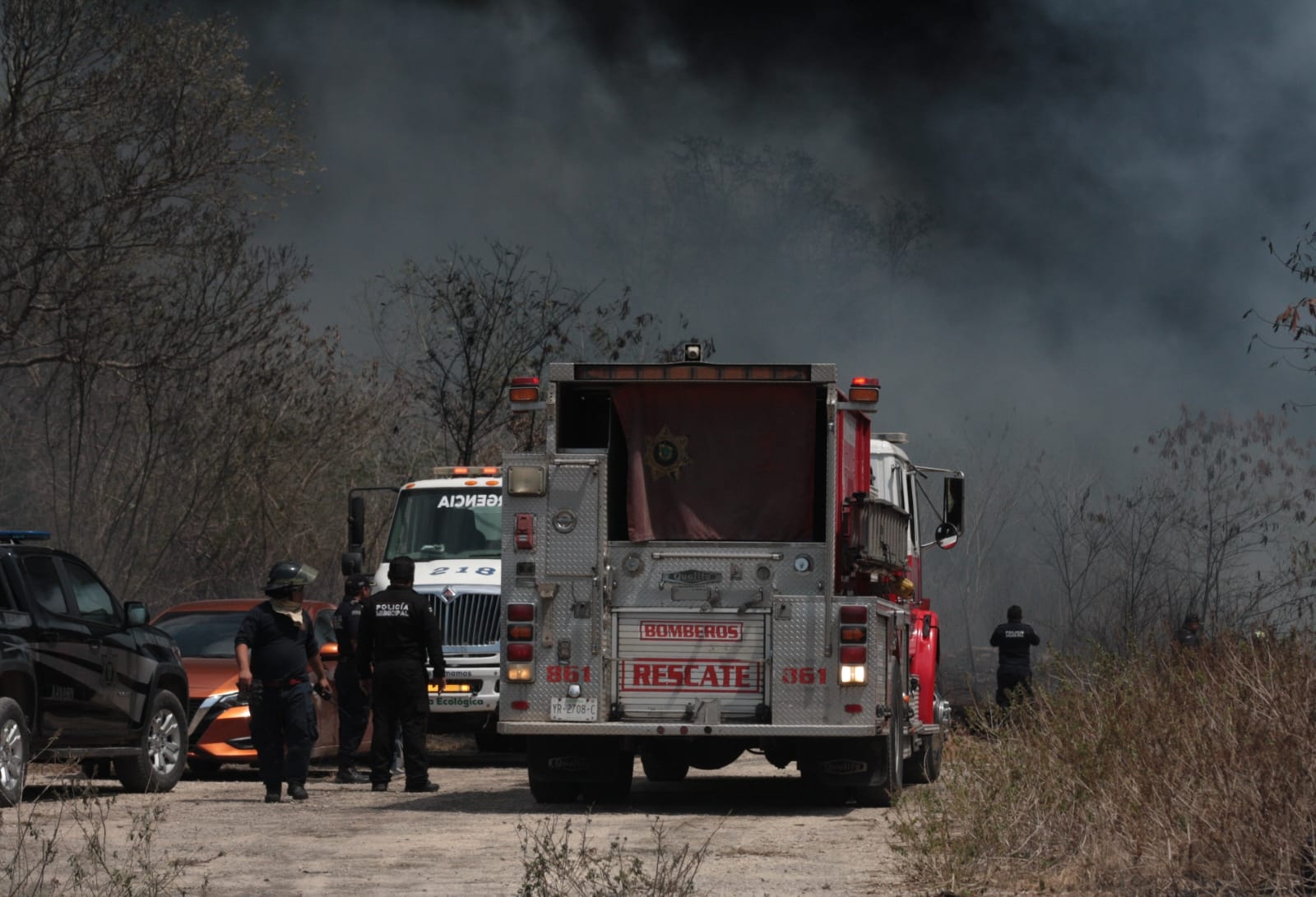 El fuego ha llenado de humo la carretera Mérida-Cancún