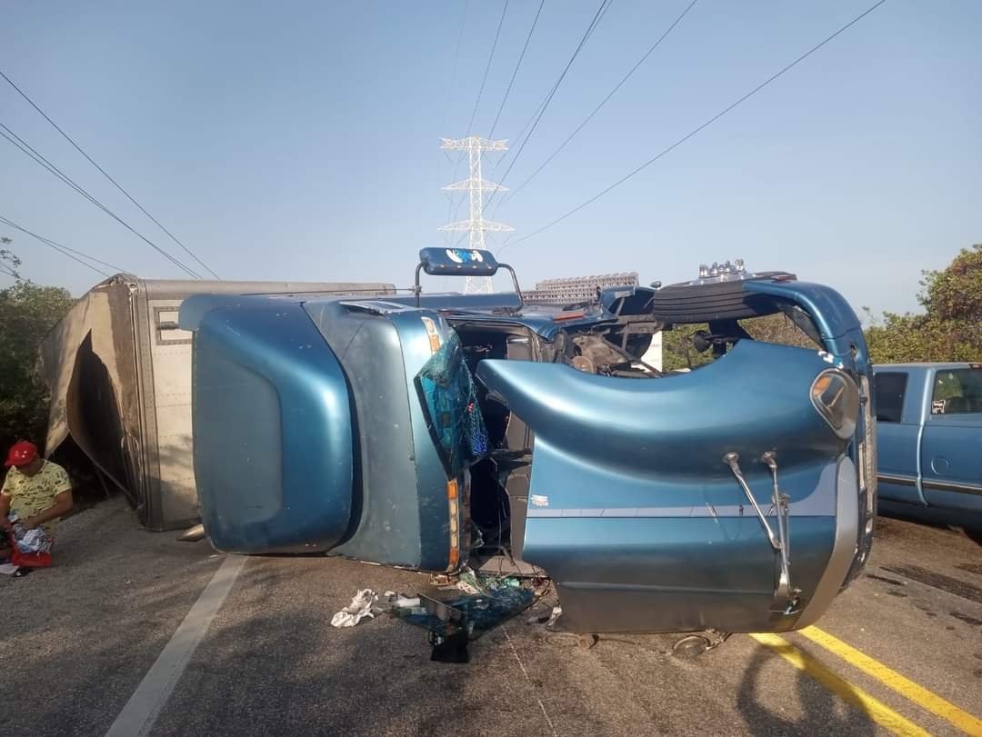 El tráiler quedó bloqueando la carretera Isla Aguada-Ciudad del Carmen El tráiler quedó bloqueando la carretera Isla Aguada-Ciudad del Carmen