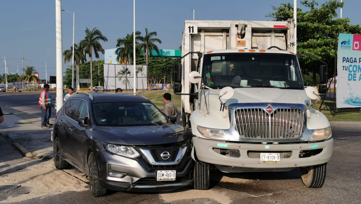 El conductor del camión recolector de basura intento doblar a la derecha