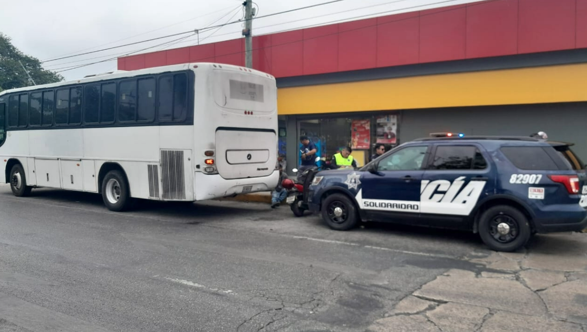 hora, una unidad que trasladaba al personal del Hotel Occidental provoca lesiones a un motociclista tras hacerle corte de circulación en el cruce de las avenidas Colosio con 30 hora, una unidad que trasladaba al personal del Hotel Occidental provoca lesiones a un motociclista tras hacerle corte de circulación en el cruce de las avenidas Colosio con 30