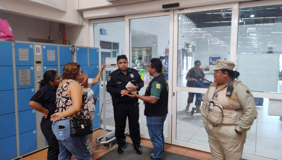 Con falta de tacto, personal del supermercado Walmart abordaron a una mujer de la tercera edad Con falta de tacto, personal del supermercado Walmart abordaron a una mujer de la tercera edad