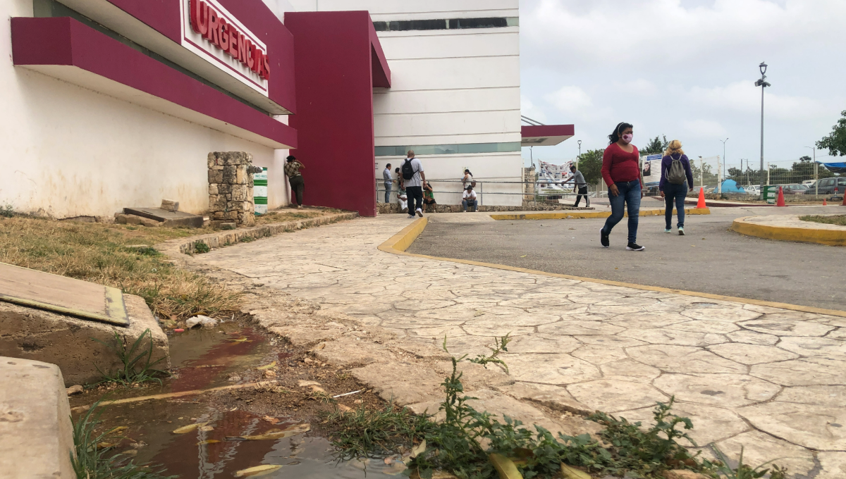 Familiares de pacientes ingresados señalan que la pestilencia que emana una alcantarilla es insoportable y tiene varios días.