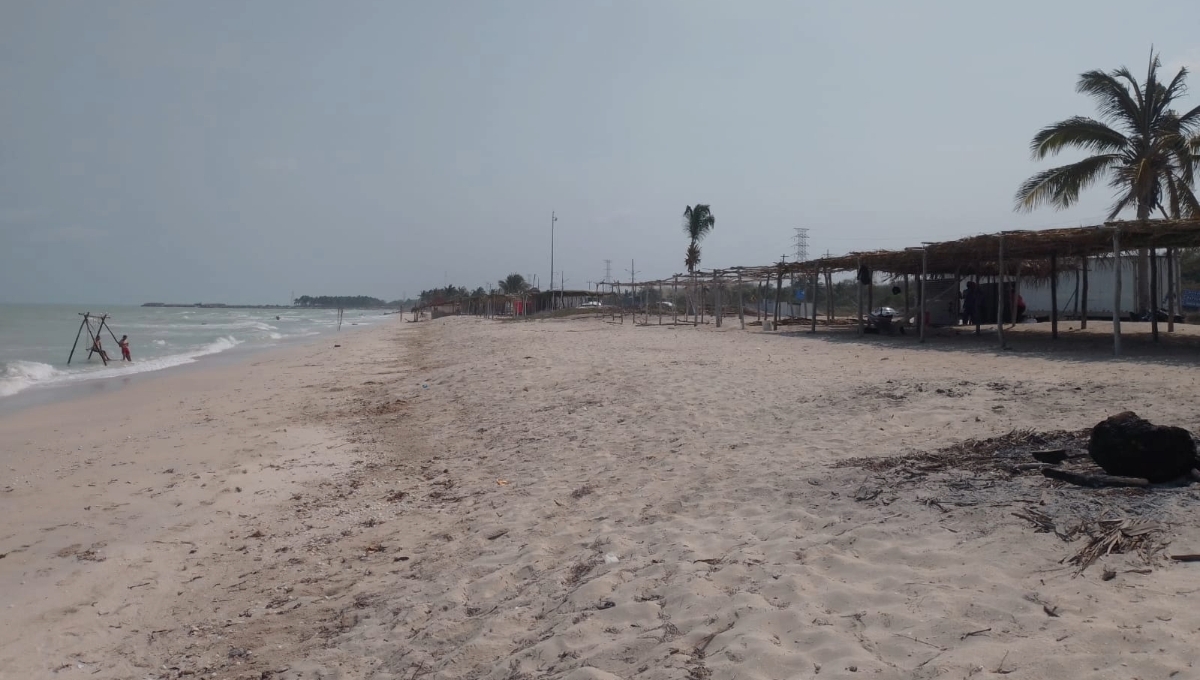 Las playas de Sabancuy estuvieron vacías debido al fuerte oleaje