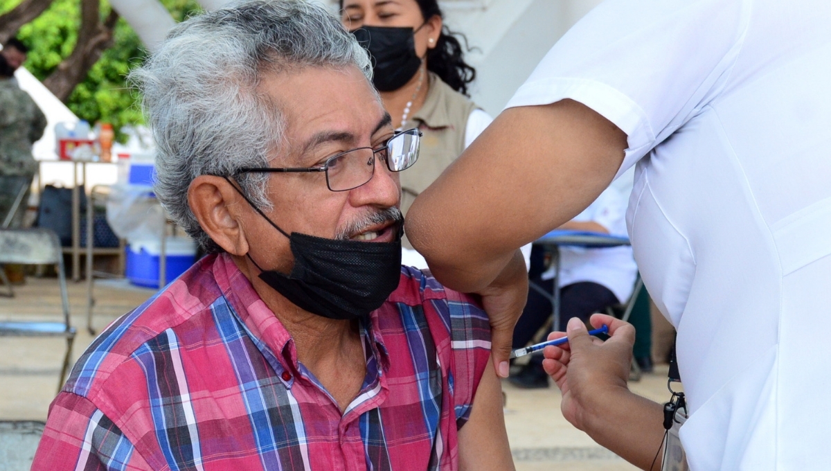 Recomiendan a sector vulnerable acudir a vacunación