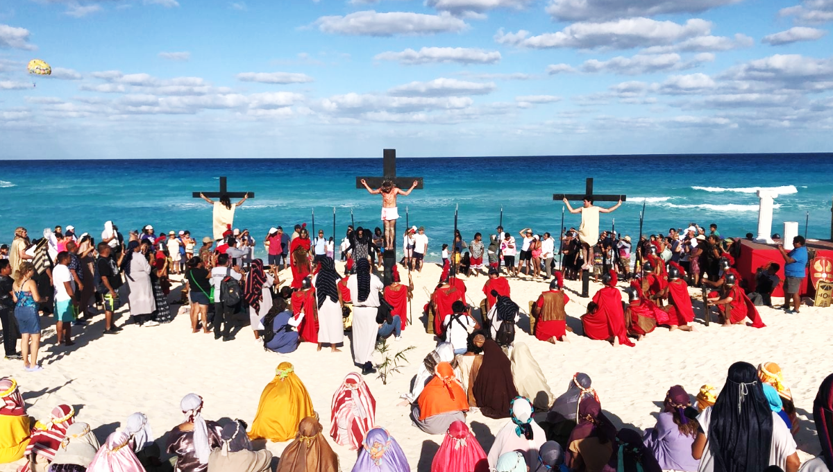Los arenales de Playa Delfines fue el escenario para que católicos vivan la crucifixión de Jesús