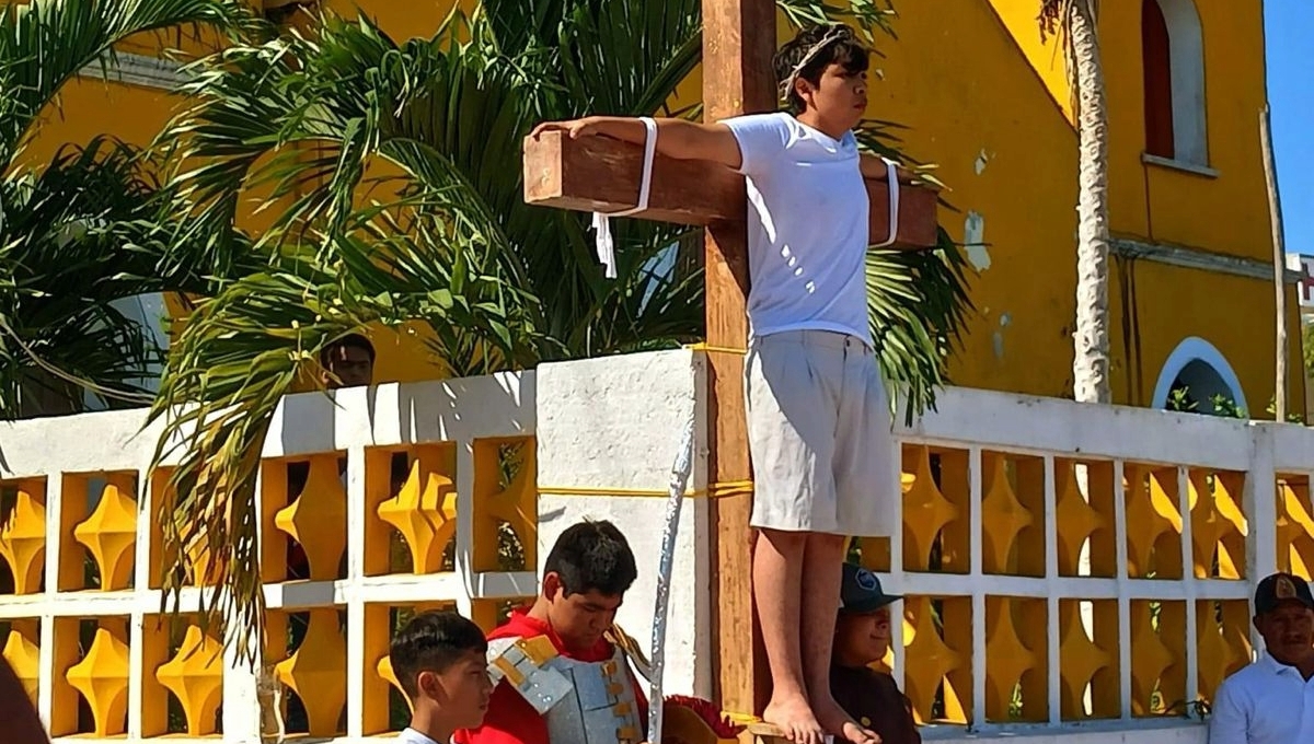 Se recorrieron las 12 estaciones hasta llegar a la crucifixión para completar dos más